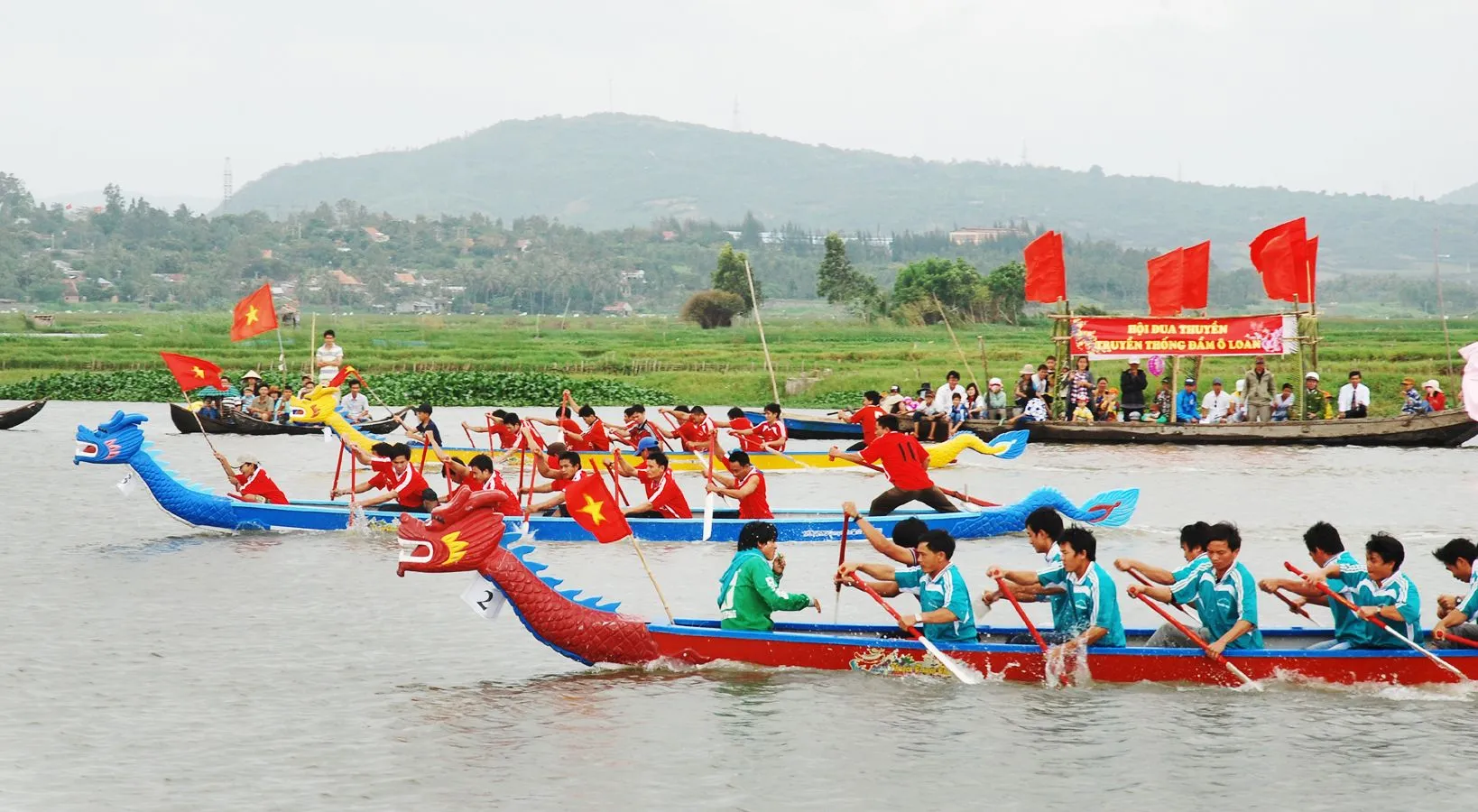 Lễ hội đua thuyền được tổ chức vào dịp Tết ở Phú Yên