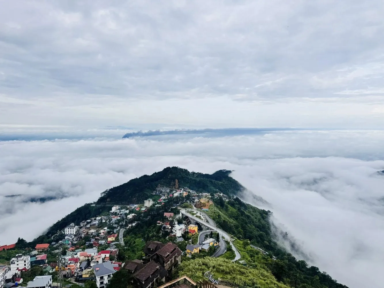 Tam Đảo được bao quanh bởi sương mù tạo nên quang cảnh đậm chất thơ