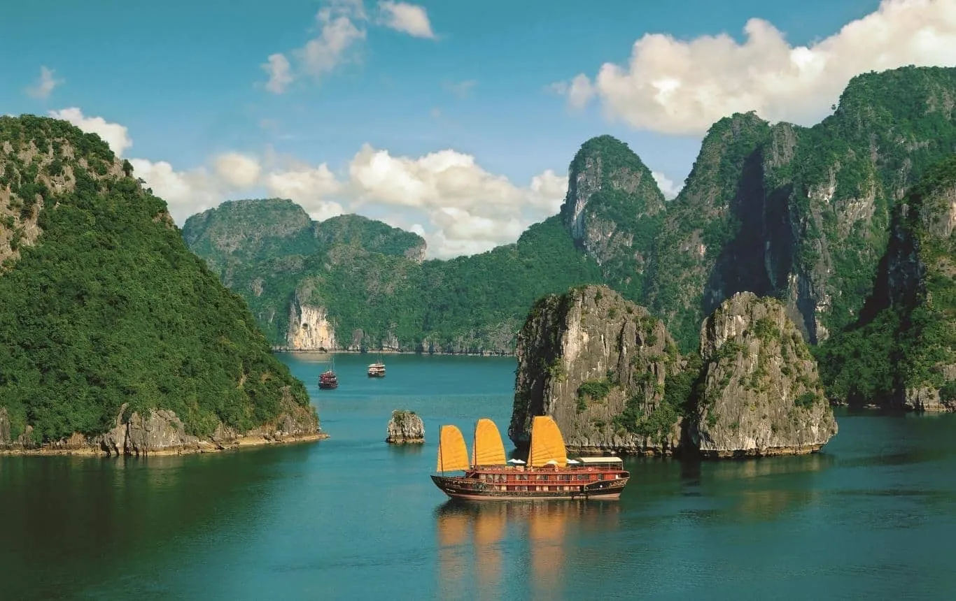 Vịnh Hạ Long những ngày Tết nhộn nhịp với các tour tham quan đảo