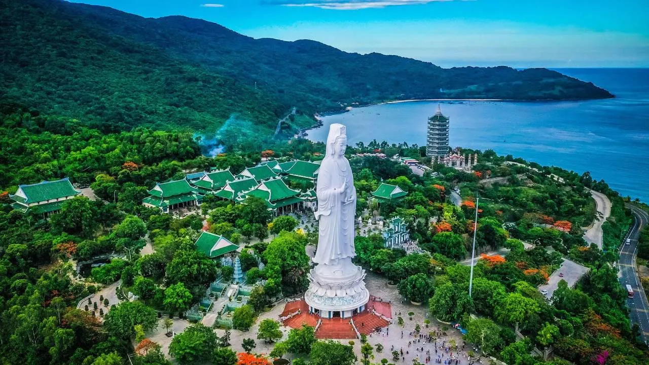 Bán đảo Sơn Trà nổi bật với những cung đường quanh co