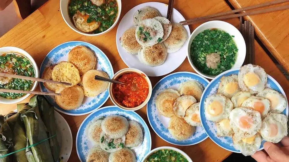 Thưởng thức một dĩa bánh căn nóng hổi giữa thời tiết se lạnh tại Đà Lạt