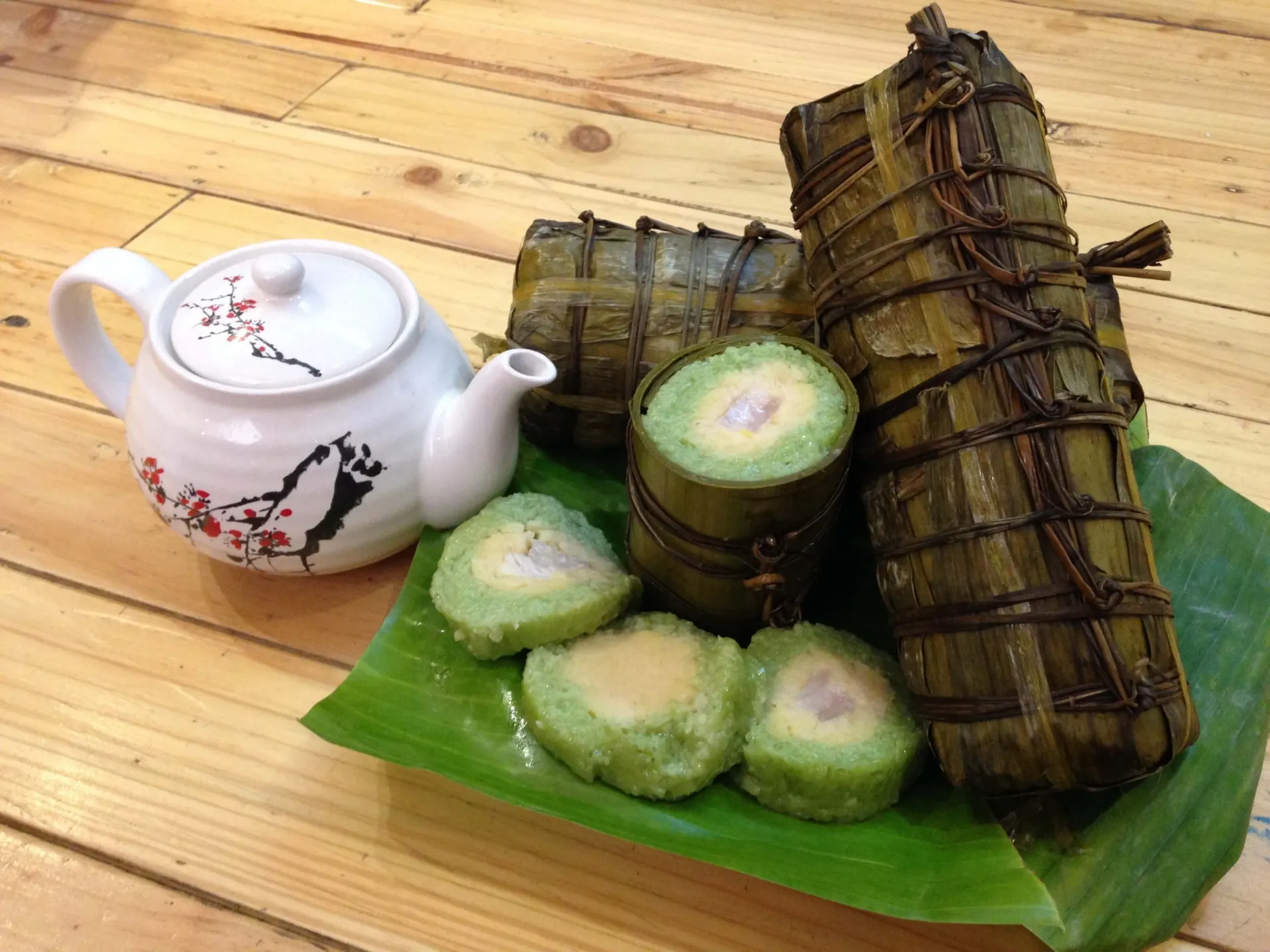 Bánh tét là món ăn không thể thiếu vào ngày tết của người Việt Nam