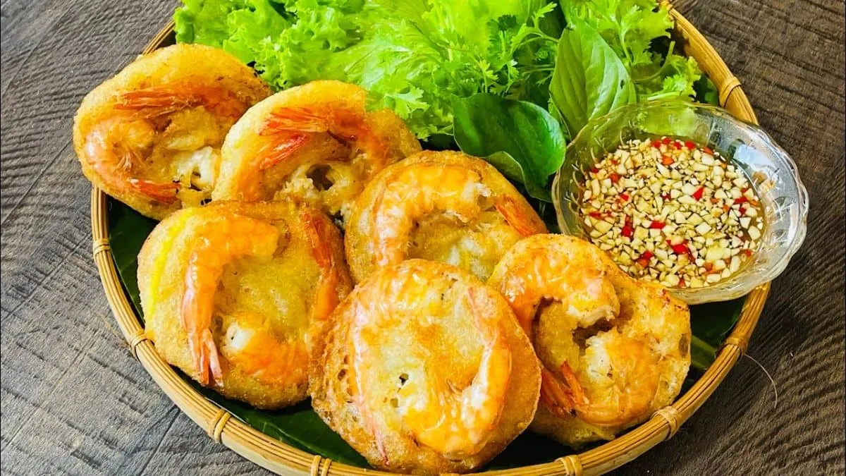 Bánh tôm Hồ Tây là món ăn vặt được yêu thích tại Hà Nội