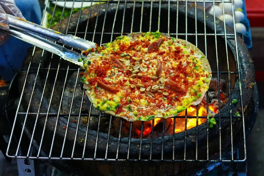 Món ăn vặt nổi tiếng tại Đà Lạt không thể bỏ qua bánh tráng nướng