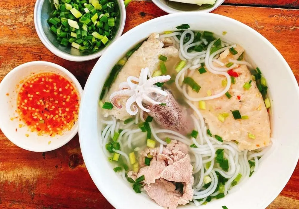 Bún quậy là một trong những món đặc sản nổi bật tại Phú Quốc