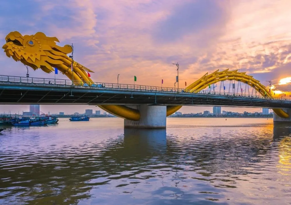 Cầu Rồng thường sẽ có những màn phun lửa, nước vào những dịp lễ