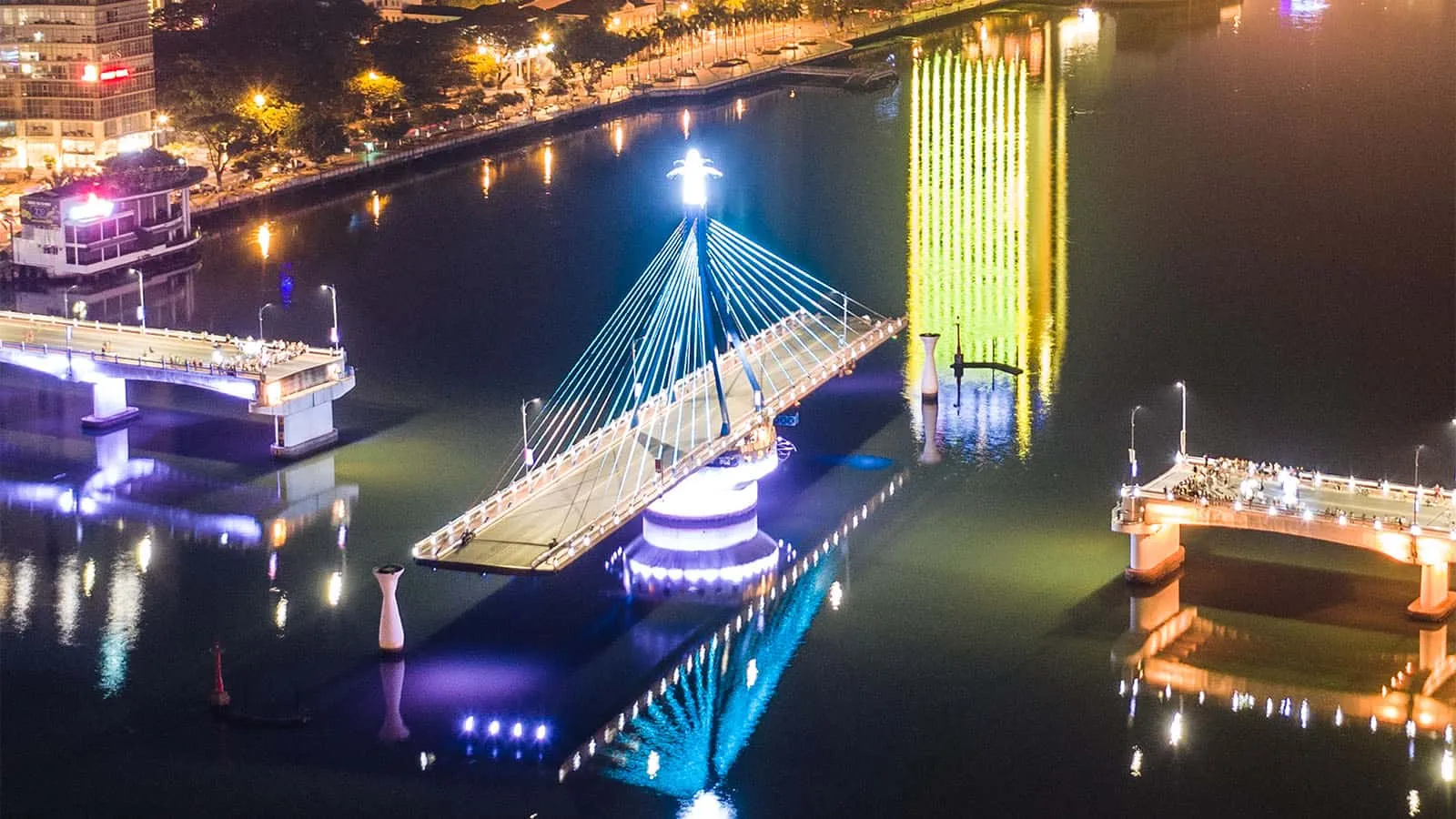 Cầu quay trở nên lung linh hơn khi thành phố lên đèn