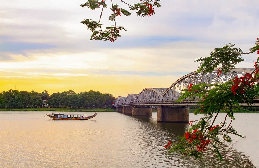 Cầu Trường Tiền chính là biểu tượng của Huế với vẻ đẹp mộng mơ gây thương nhớ