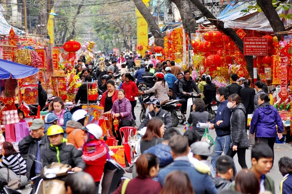 Chợ Đồng Xuân vô cùng sôi động với những gian hàng Tết cực bắt mắt
