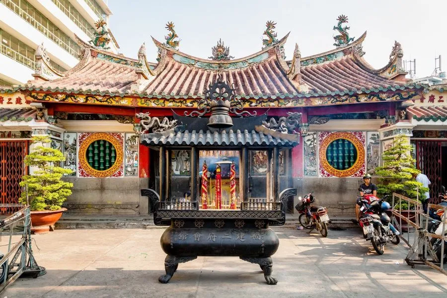 Du khách rộn ràng rủ nhau đến cầu an tại chùa Bà Thiên Hậu