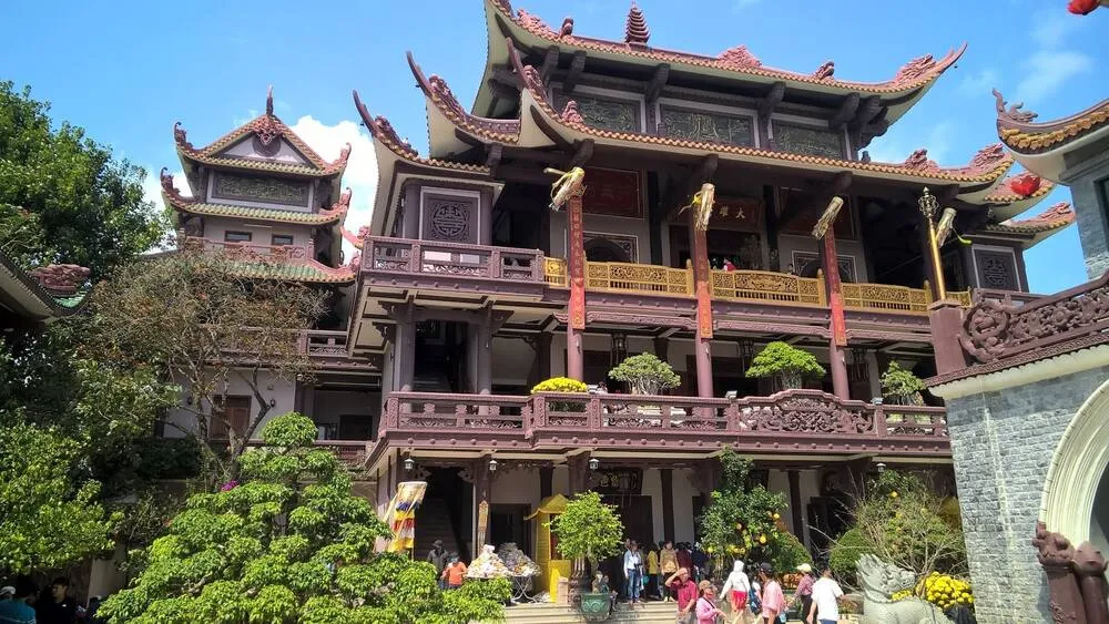 Chùa Thiên Hưng là ngôi chùa được nhiều du khách đến vào mỗi dịp Tết