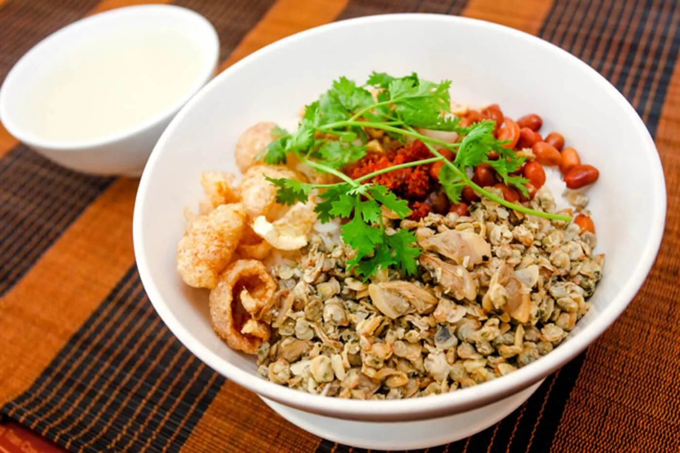 Cơm hến mang hương vị đơn giản nhưng lại rất lôi cuốn với du khách