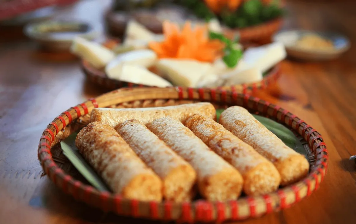 Cơm lam mang là món ăn dân dã của người dân mang hương thơm của gạo và tre