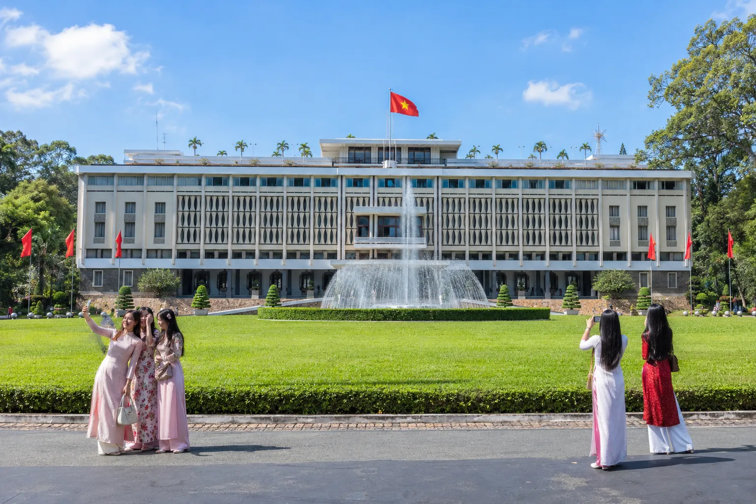Dinh Độc Lập tấp nập bạn trẻ đến check in ngày đầu năm mới