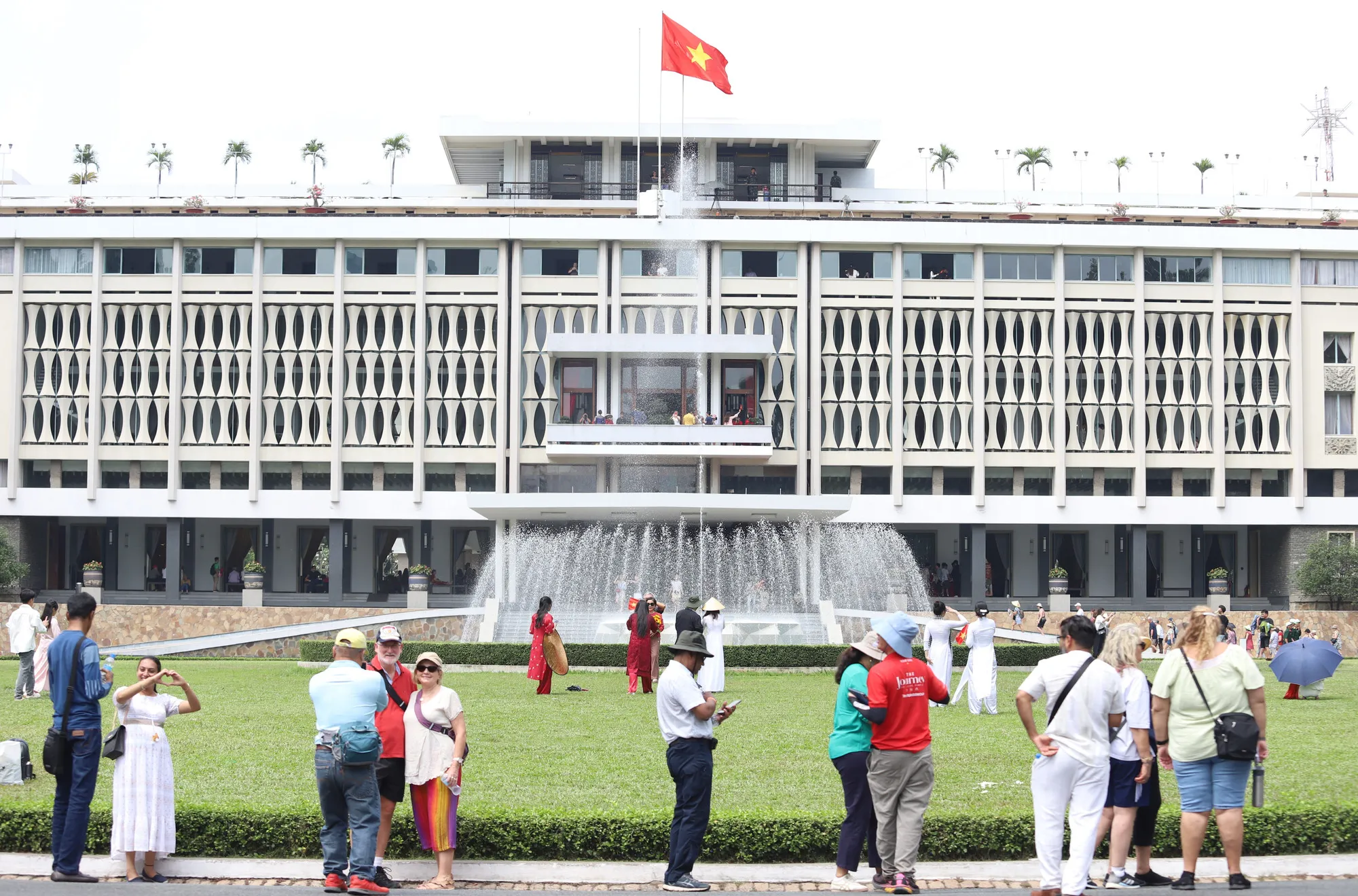 Dinh Độc Lập tấp nập bạn trẻ đến check in ngày đầu năm mới