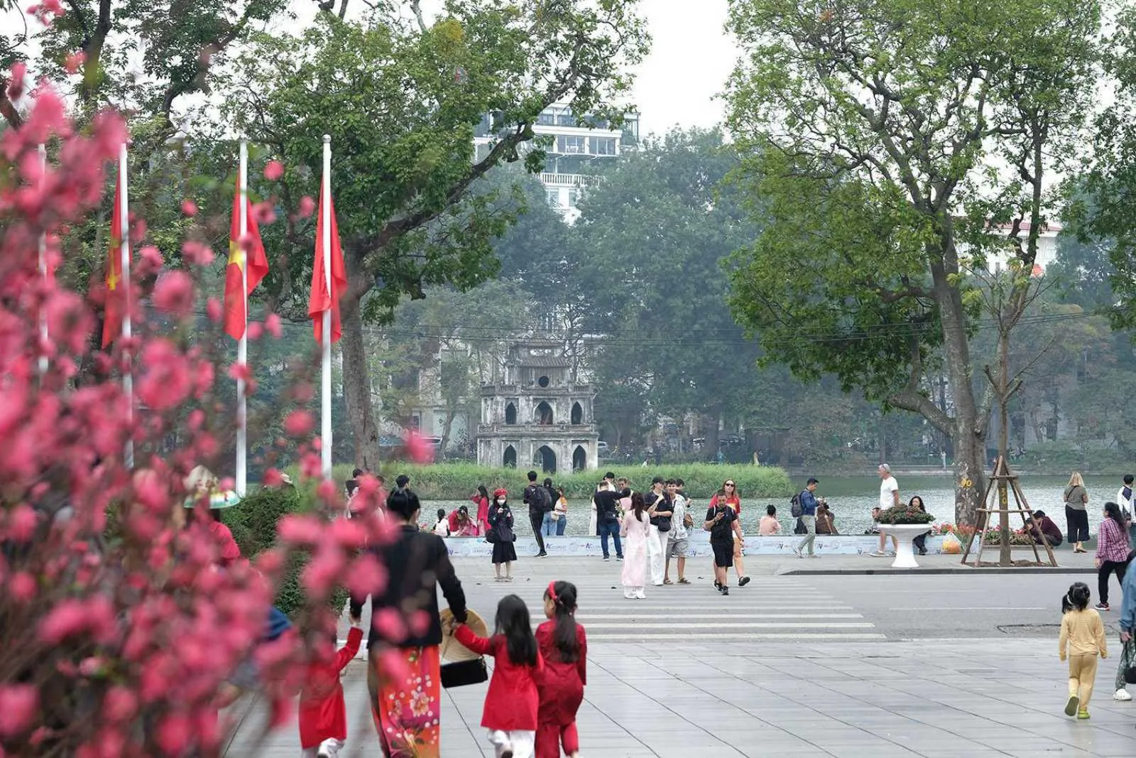 Kinh nghiệm du lịch Hà Nội dịp Tết: Ăn gì, chơi gì, ở đâu?