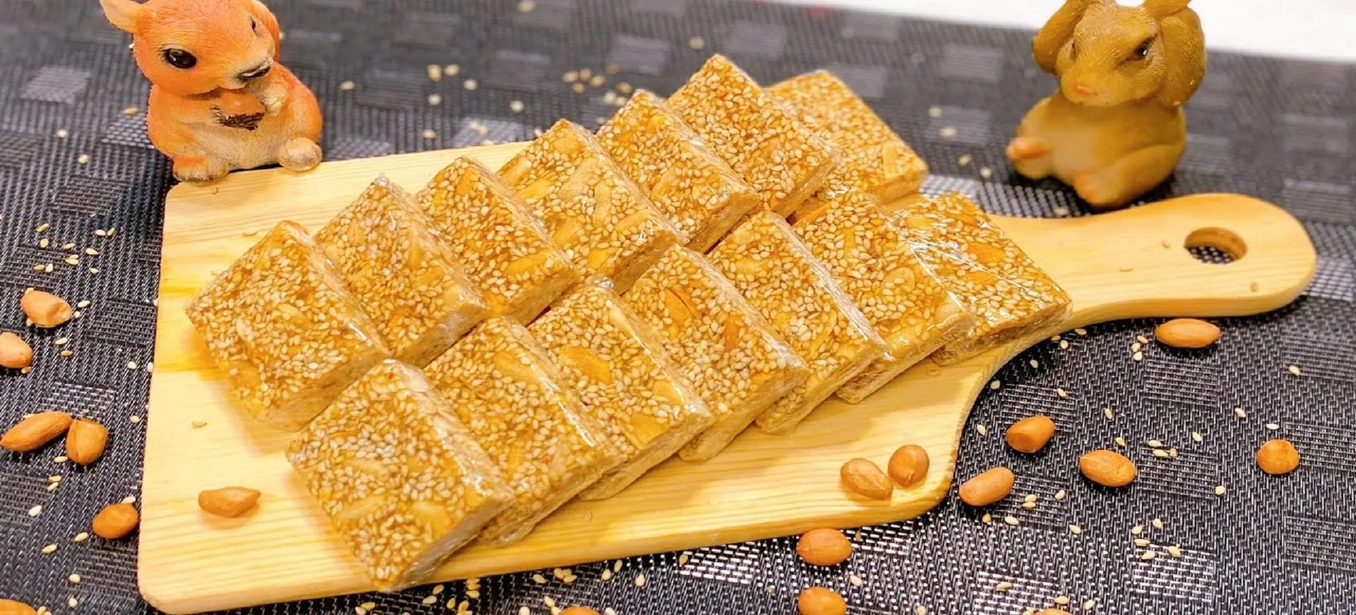 Mè xửng được nhiều du khách lựa chọn mua làm quà khi du lịch Huế dịp Tết