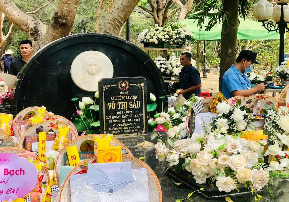 Mộ Cô Sáu ở nghĩa trang Hàng Dương