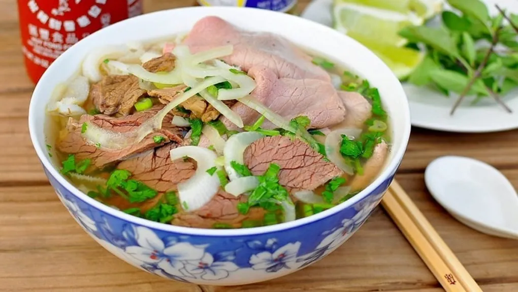 Phở Hà Nội là món đặc sản không thể bỏ qua khi đến Hà Nội