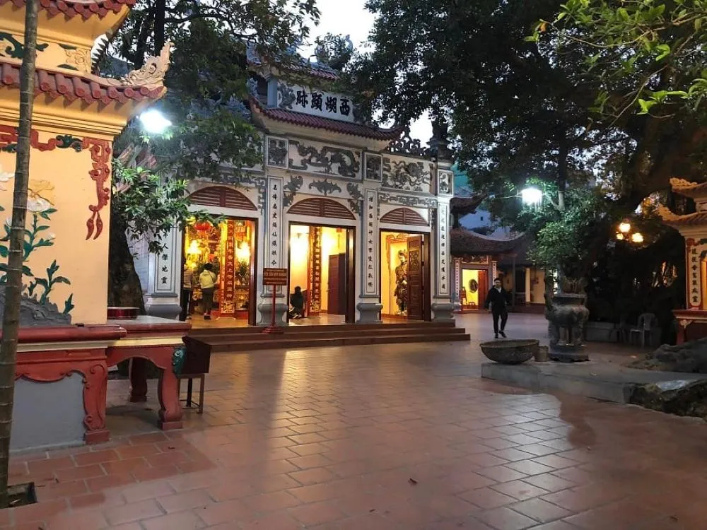 Phủ Tây Hồ thu hút nhiều du khách đến dâng hương vào ngày Tết