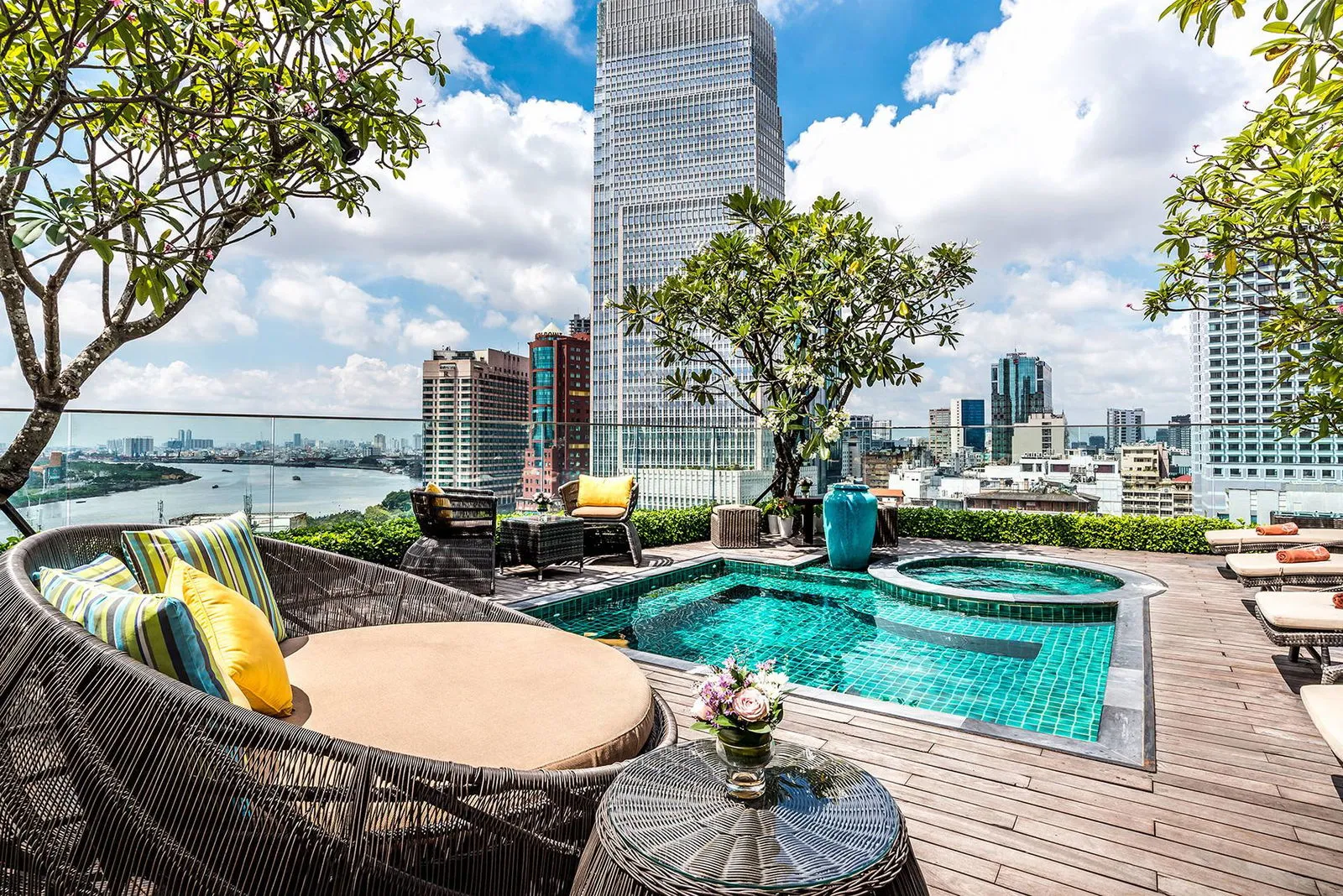 Silverland Jolie Hotel là khách sạn 4 sao nằm ngay trung tâm quận 1