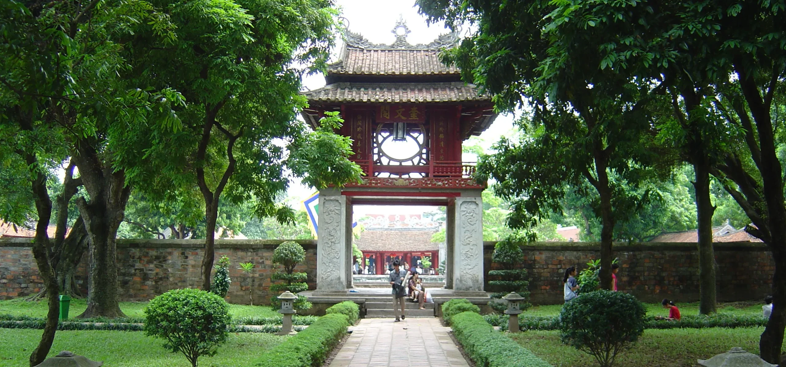 Tham quan Văn Miếu Quốc Tử Giám giúp hiểu rõ hơn về những giá trị văn hóa đất Thủ Đô