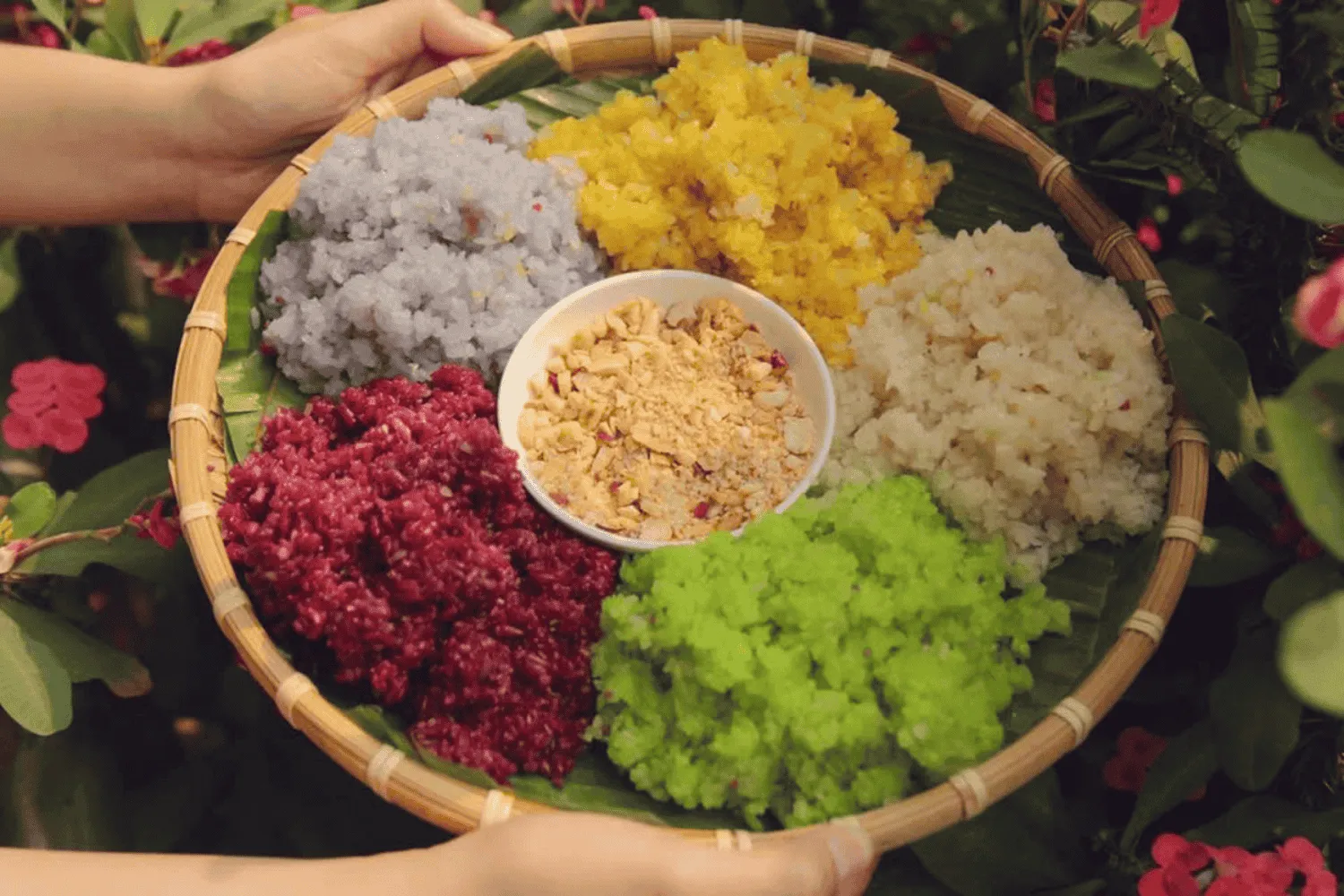Cơm lam mang là món ăn dân dã của người dân mang hương thơm của gạo và tre