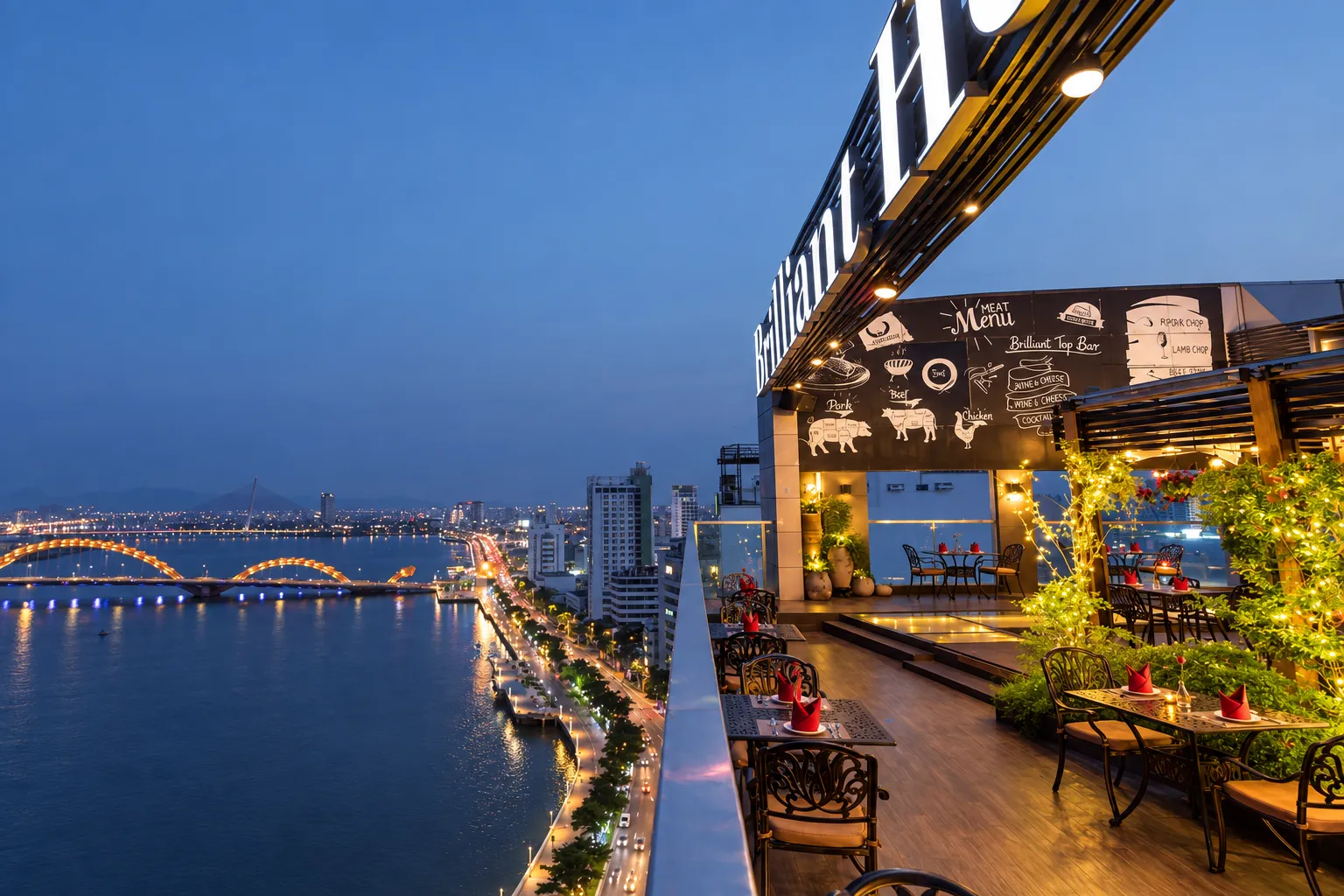 Brilliant Top Bar nhìn ra sông Hàn và Cầu Rồng về đêm