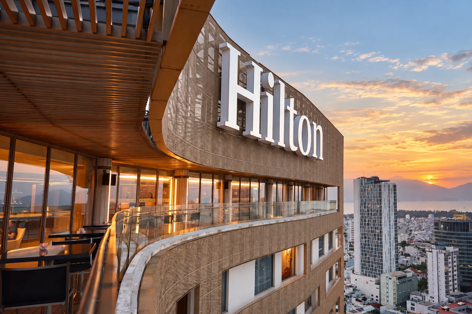 Không gian tầng thượng Hilton Da Nang lúc hoàng hôn