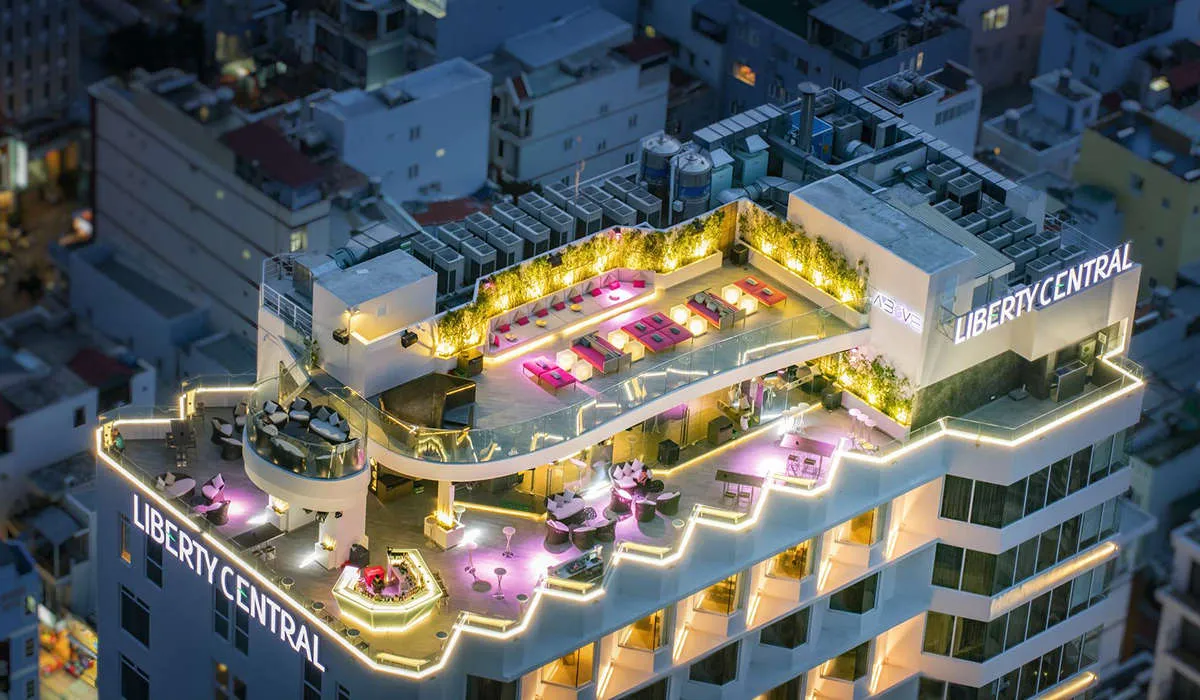 Sở hữu hồ bơi rooftop có góc nhìn toàn cảnh thành phố 