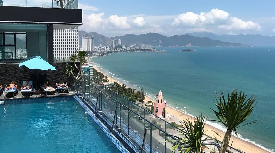 Không gian ở Maple Hotel & Apartment thoáng mát, rộng rãi