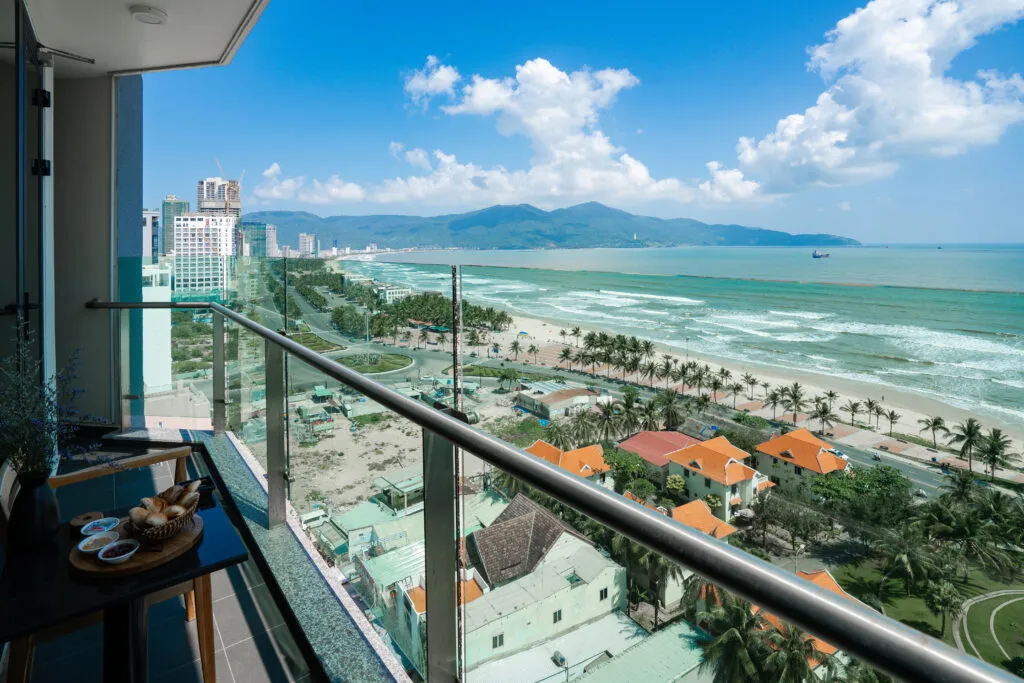 Nơi đây nổi tiếng với hồ bơi vô cực trên tầng thượng.
