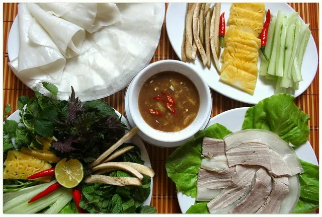 Bánh tráng cuốn thịt heo với hương vị đặc trưng