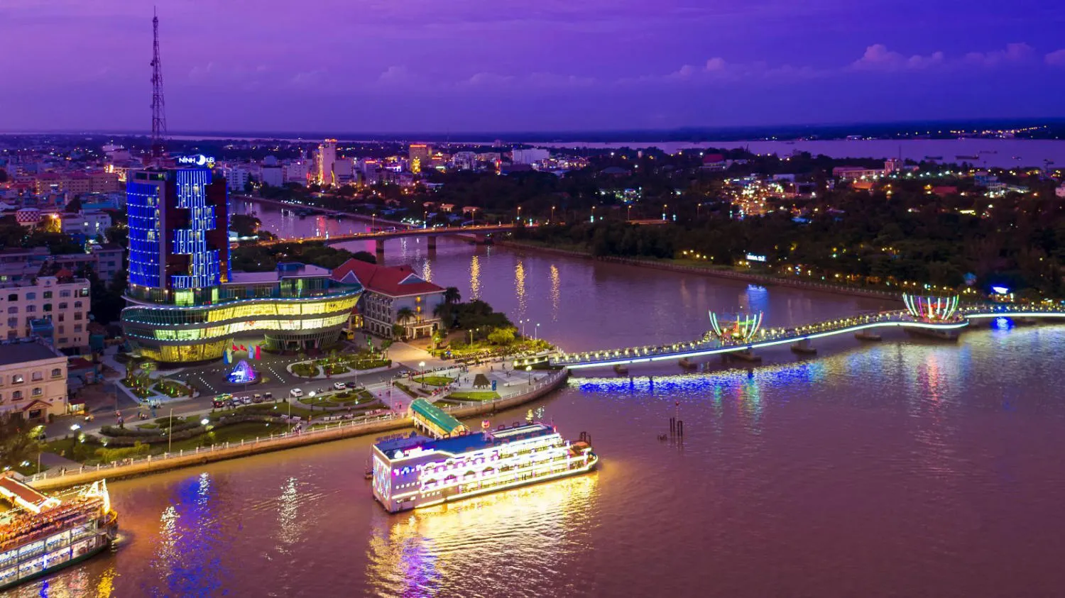 Ngắm vẻ đẹp Tây Đô trên bến Ninh Kiều