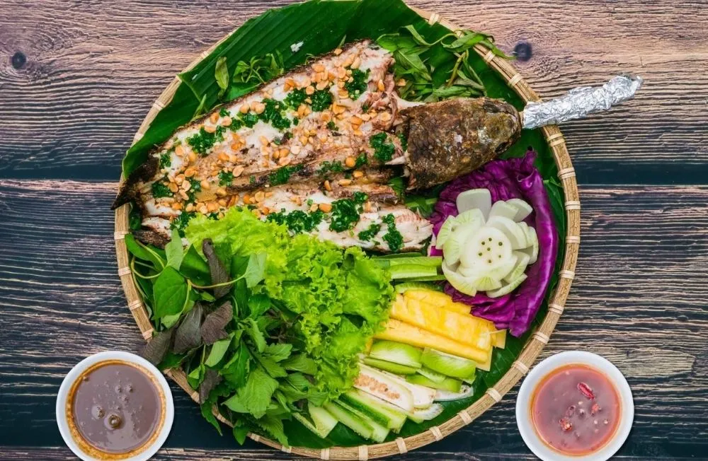 Cá lóc nướng trui là món địa phương thu hút du khách thưởng thức