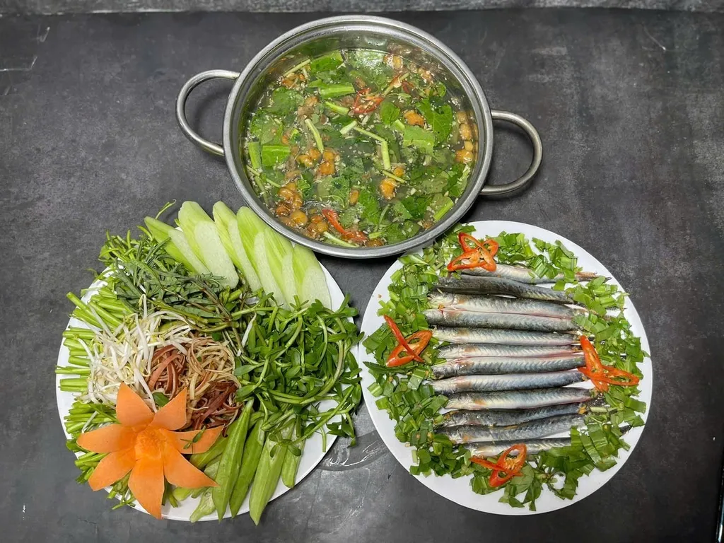 Một nồi lẩu cá kèo chua thanh kéo mọi người lại gần sát nhau hơn