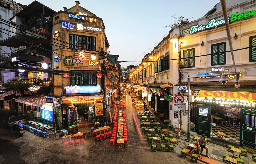 Phố Cổ luôn mang không khí nhộn nhịp, thu hút nhiều du khách ghé thăm