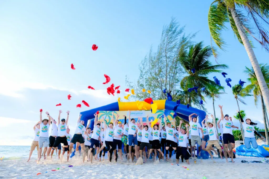 Tổ chức những hoạt đông tập thể trên bãi cát trắng mịn