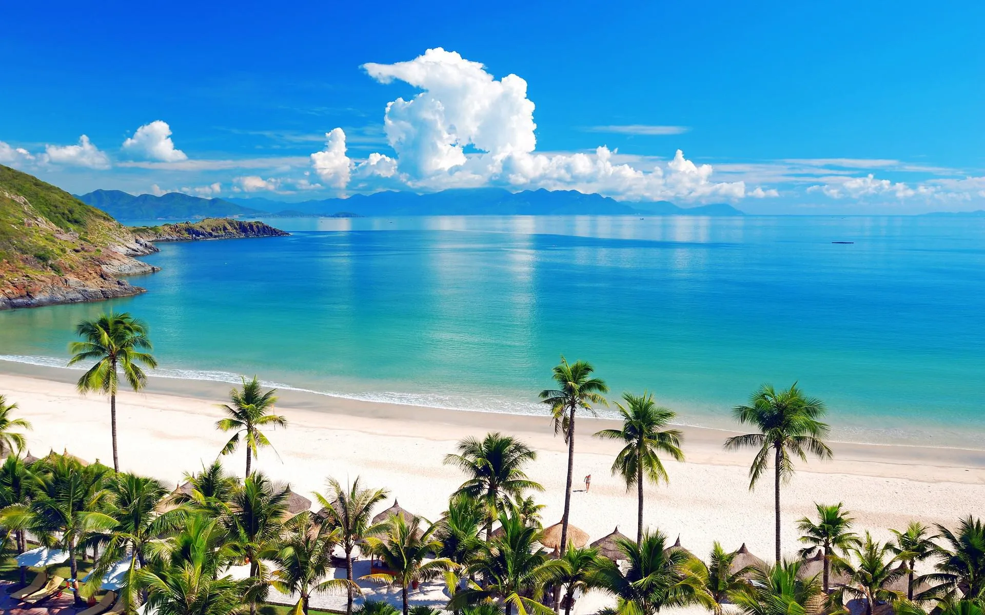 Biển Nha Trang nổi tiếng với vẻ đẹp xanh biếc, cát trắng, nắng vàng