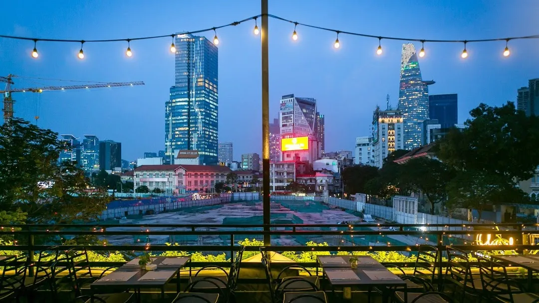 Chanh Bistro Rooftop Saigon là lựa chọn tuyệt vời để ngắm nhìn thành phố từ trên cao