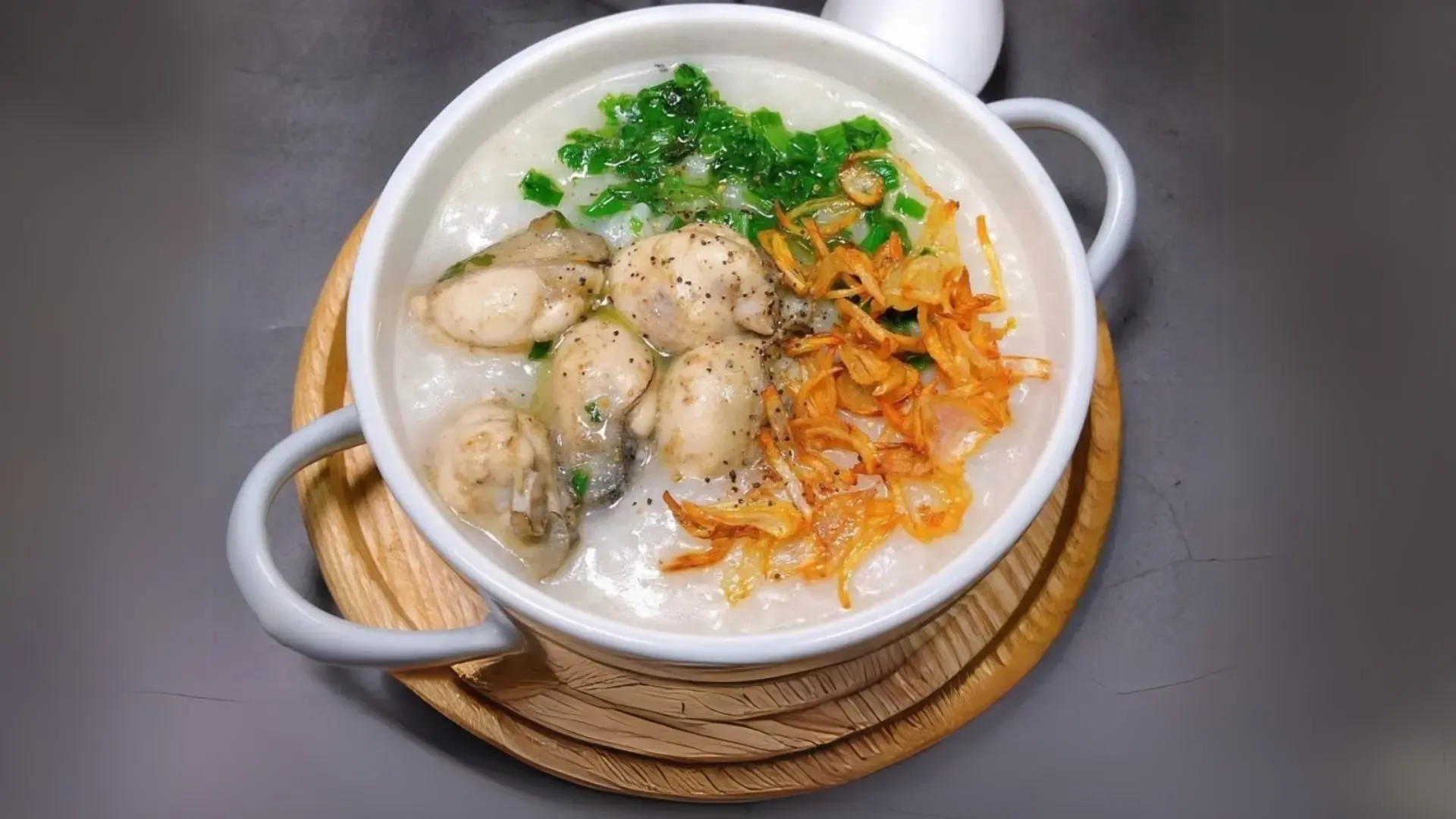 Thưởng thức bát cháo hàu nóng hổi