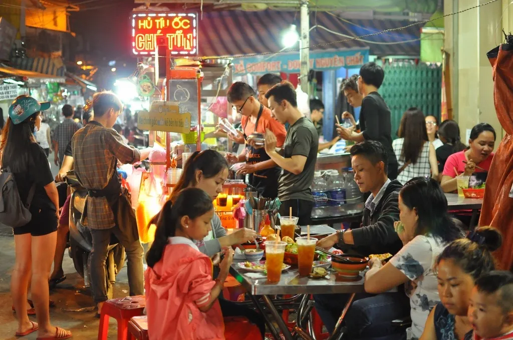 Khu ẩm thực đường phố nổi tiếng Hồ Thị Kỷ