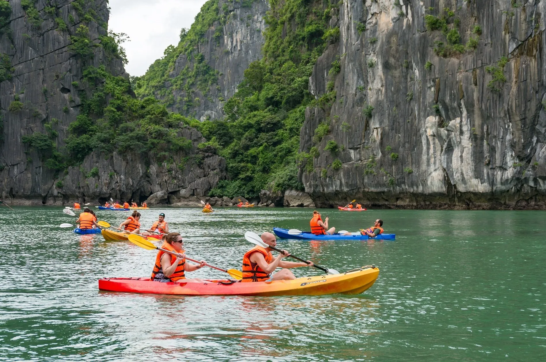 Đáp sân bay Nội Bài để di chuyển đến Hạ Long khám phá di sản thế giới